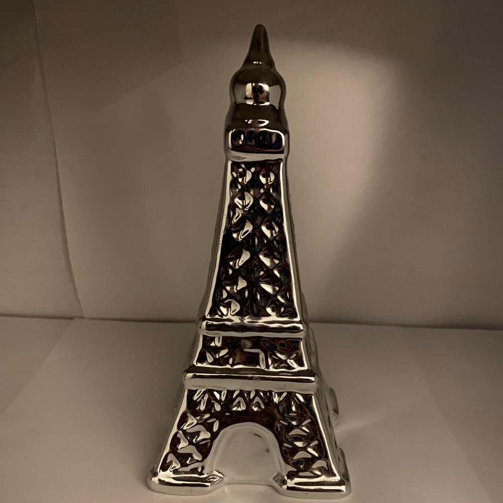 Eiffel Tower shelf decor